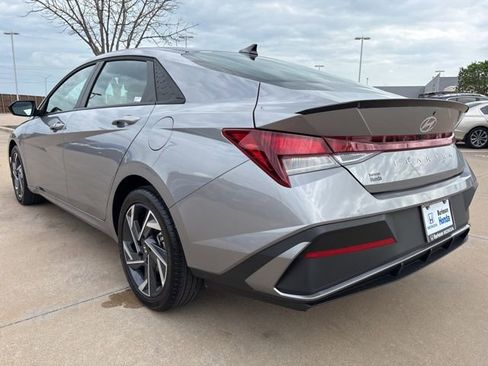 Used 2025 Hyundai Elantra Sport FWD image 4