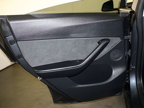 Used 2021 Tesla Model Y Long Range AWD/4WD image 21