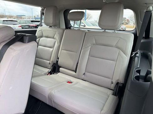 Certified 2025 Lincoln Navigator L Reserve image 12
