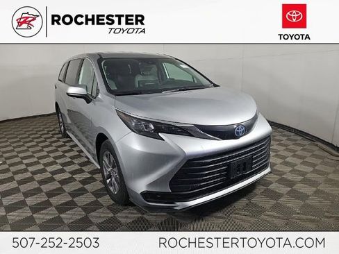 Used 2025 Toyota Sienna LE AWD/4WD image 1