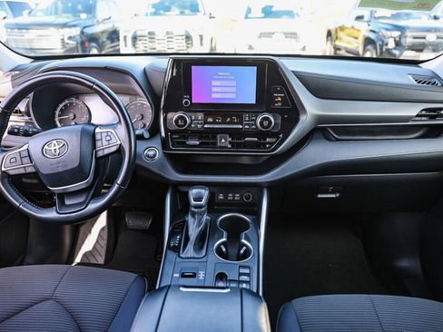 Used 2023 Toyota Highlander LE FWD image 2