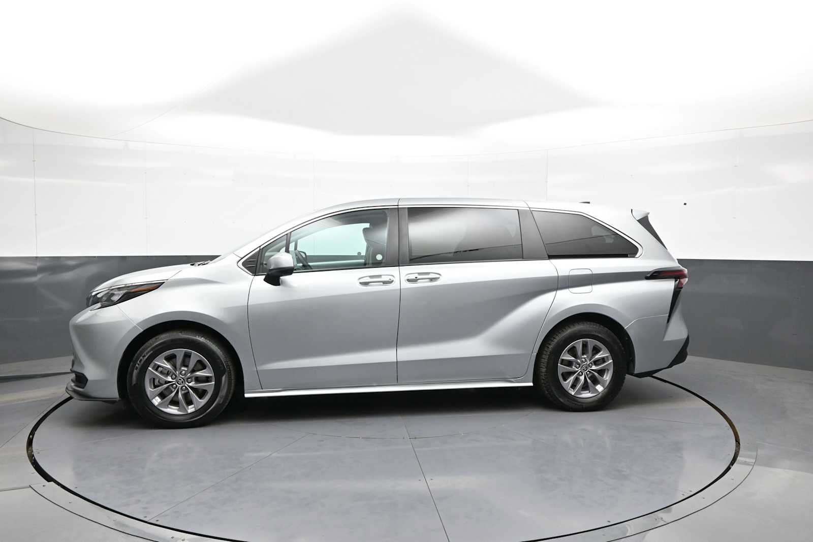 Used 2025 Toyota Sienna LE FWD image 9