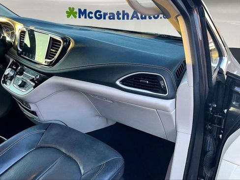 Used 2022 Chrysler Pacifica Touring-L image 26