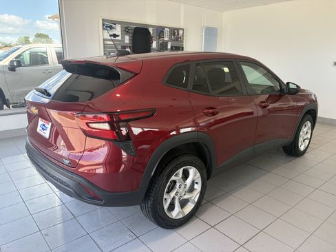 Used 2024 Chevrolet Trax LS w/ LS Convenience Package FWD image 10