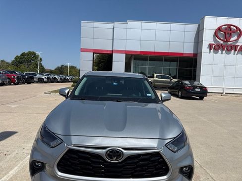 Used 2023 Toyota Highlander LE FWD image 2