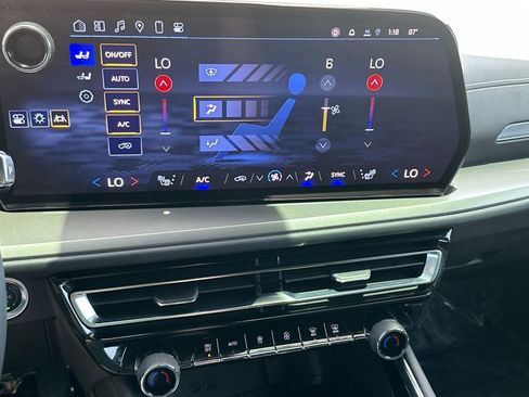 Used 2025 Chevrolet Traverse LT image 19