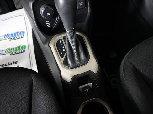 Used 2017 Jeep Renegade Latitude AWD/4WD image 38