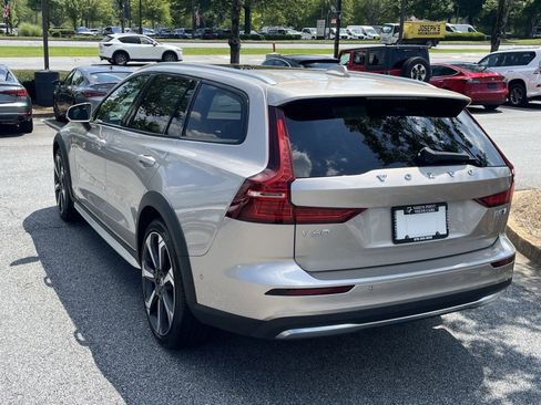 Certified 2025 Volvo V60 B5 Cross Country Ultra image 3