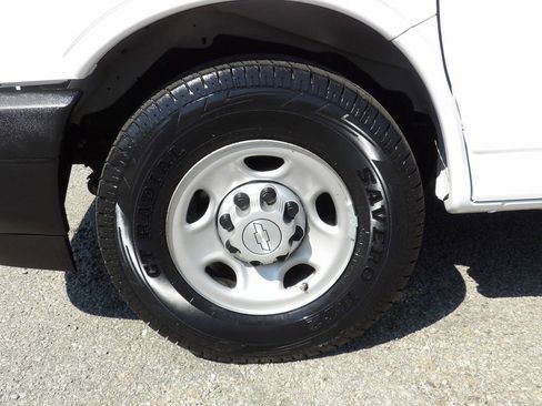 Used 2018 Chevrolet Express 3500 w/ Driver Convenience Package image 42