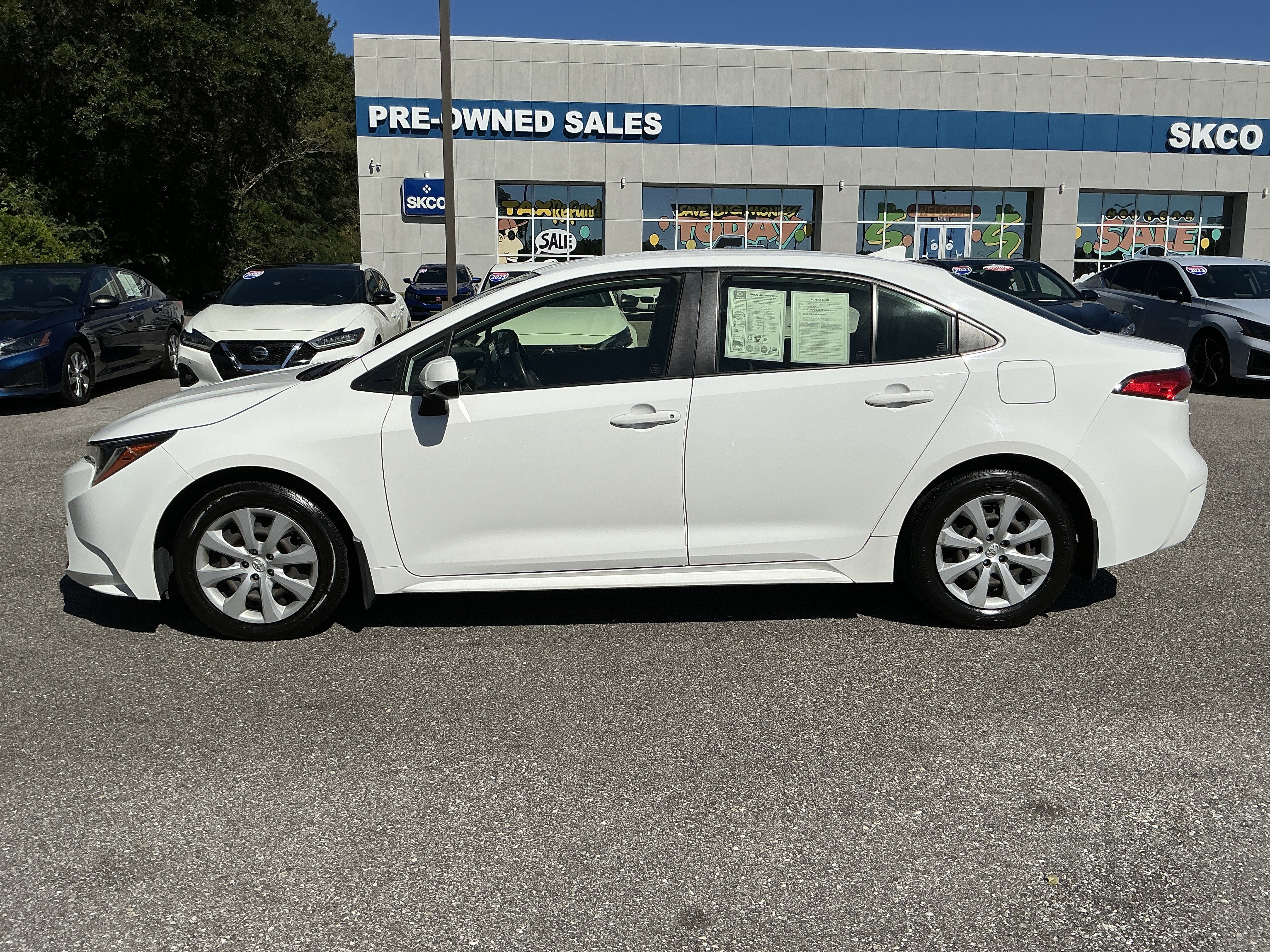 Used 2022 Toyota Corolla LE FWD image 2