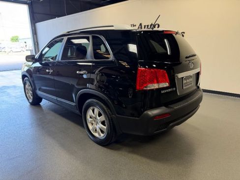 Used 2013 Kia Sorento LX w/ Convenience Pkg FWD image 2
