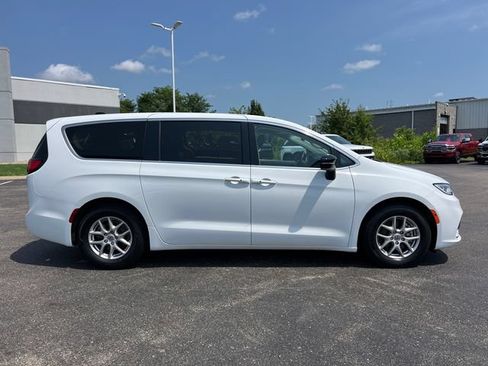 Used 2024 Chrysler Pacifica Touring-L FWD image 8