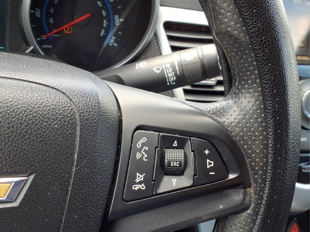 Used 2015 Chevrolet Cruze LT w/ Technology Package FWD image 6