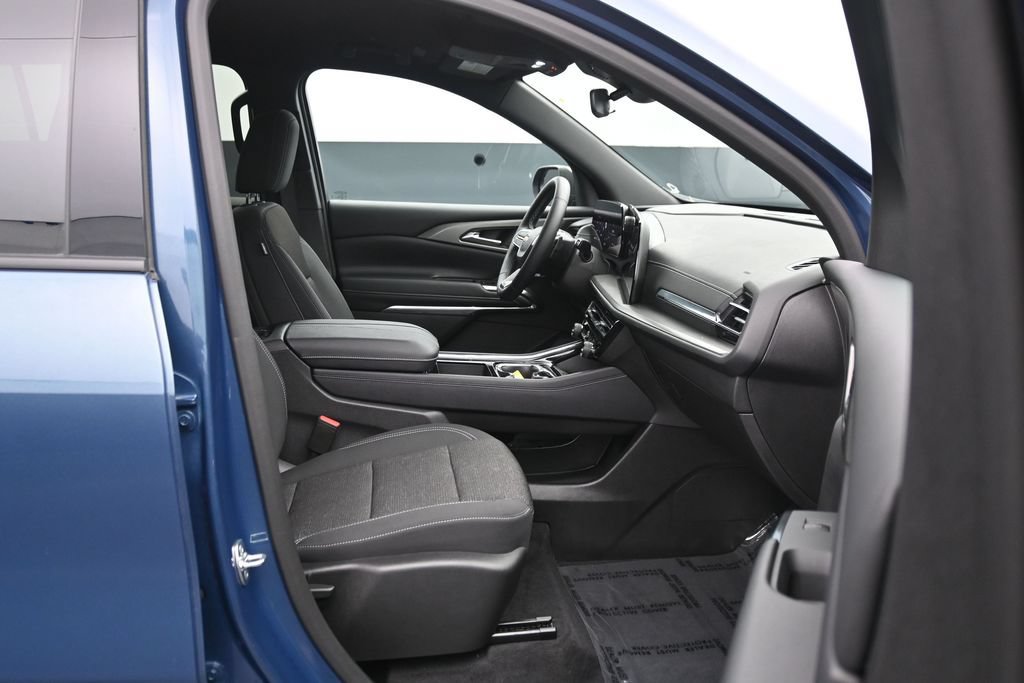 Used 2025 Chevrolet Traverse LT w/ LPO, Floor Liner Package AWD/4WD image 13