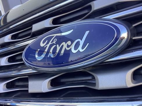 Used 2017 Ford Explorer XLT w/ Equipment Group 201A AWD/4WD image 4