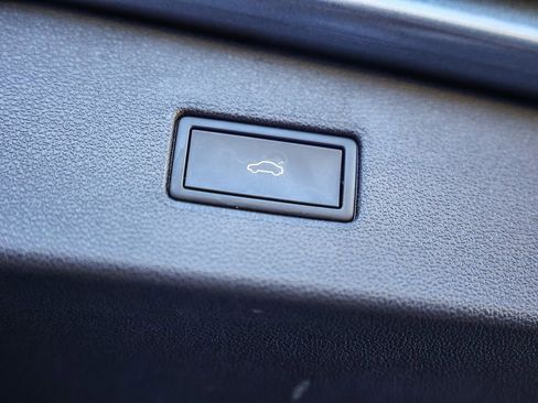 Used 2022 Volkswagen Tiguan SE R-Line image 35