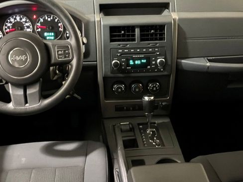 Used 2012 Jeep Liberty Sport image 18