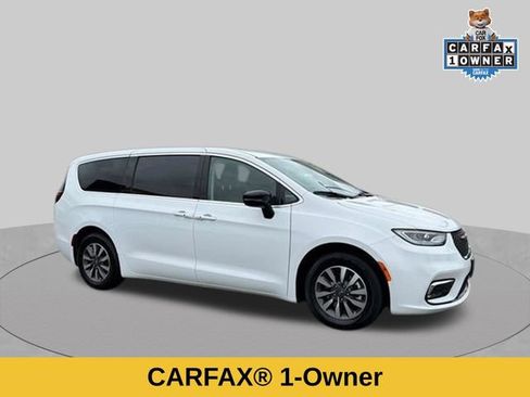 Used 2024 Chrysler Pacifica Limited FWD image 2