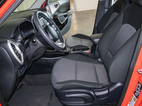 Used 2023 Kia Soul LX image 7