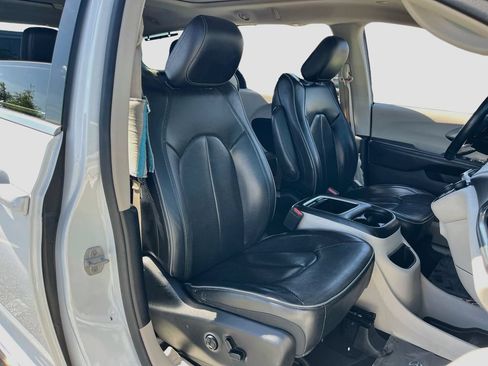 Used 2019 Chrysler Pacifica Limited FWD image 29