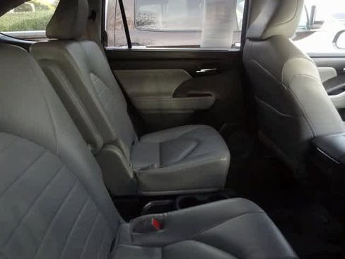Used 2023 Toyota Highlander XLE image 9