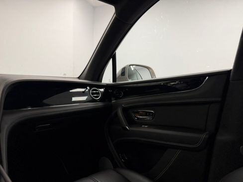Used 2019 Bentley Bentayga AWD/4WD image 49