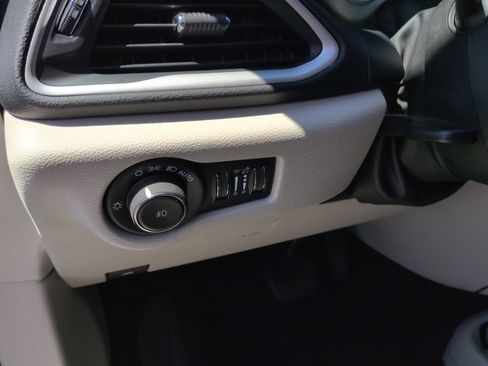 Used 2023 Chrysler Pacifica Touring-L FWD image 12