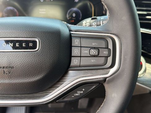 Used 2024 Jeep Wagoneer Series III w/ Premium Group I AWD/4WD image 28