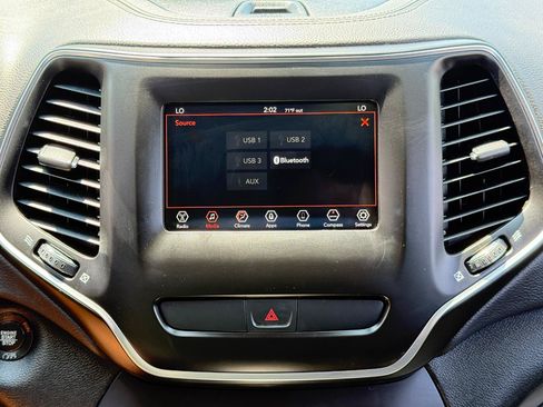 Used 2019 Jeep Cherokee Latitude Plus w/ Comfort/Convenience Group AWD/4WD image 58