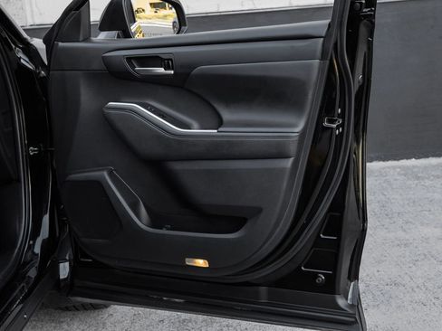 Used 2021 Toyota Highlander XLE image 54