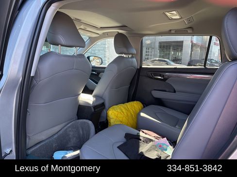 Used 2023 Toyota Highlander Limited image 4