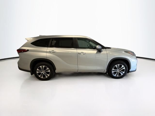 Used 2024 Toyota Highlander XLE AWD/4WD image 7