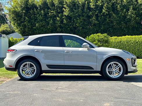 Certified 2025 Porsche Macan image 9