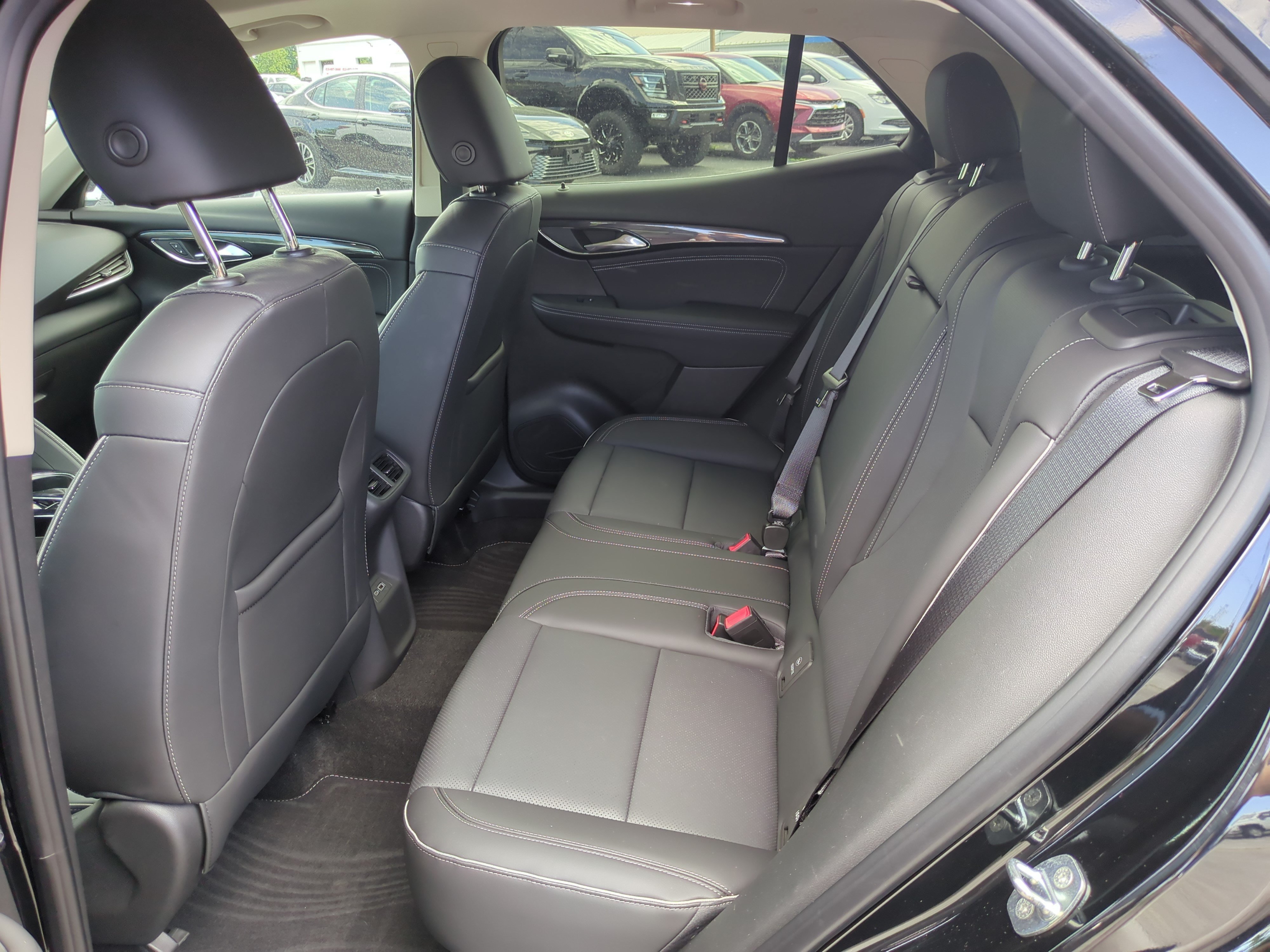 Used 2022 Buick Envision Essence w/ Safety Package FWD image 5