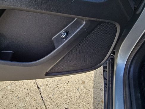 Used 2023 Chevrolet Traverse LT w/ Rear Camera Mirror Package image 48