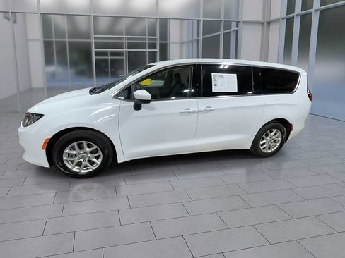 Used 2022 Chrysler Voyager LX FWD image 3