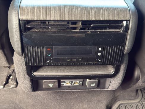 Used 2024 Jeep Wagoneer L Series II w/ Flexible Seating Group image 10