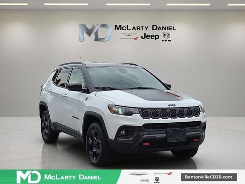 Used 2024 Jeep Compass Trailhawk AWD/4WD image 1