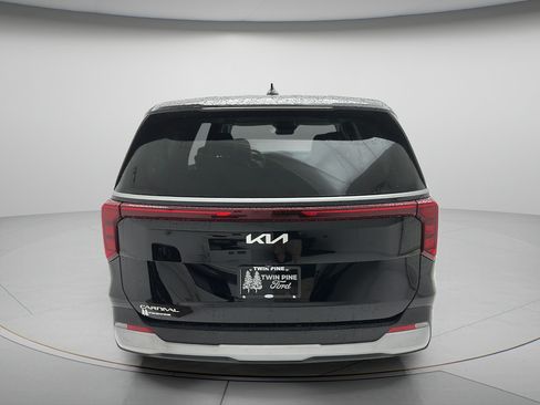 Used 2025 Kia Carnival FWD image 6