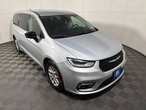 Used 2024 Chrysler Pacifica Touring-L FWD image 1