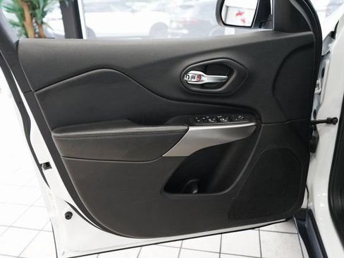 Used 2020 Jeep Cherokee Latitude Plus w/ Cold Weather Group AWD/4WD image 21