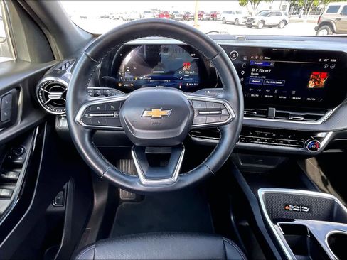 Used 2025 Chevrolet Equinox LT w/ Convenience Package II image 6