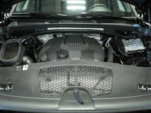 Certified 2025 Porsche Macan AWD/4WD image 30