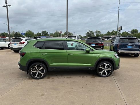 Used 2025 Volkswagen Taos SEL AWD/4WD image 4
