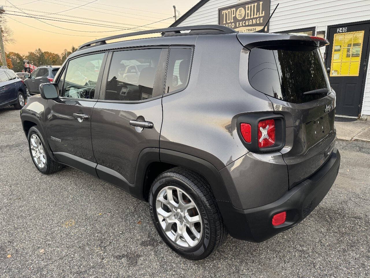 Used 2018 Jeep Renegade Latitude FWD image 9