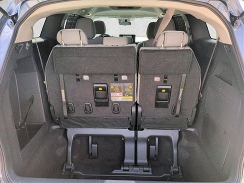 Used 2025 Toyota Sienna LE FWD image 6