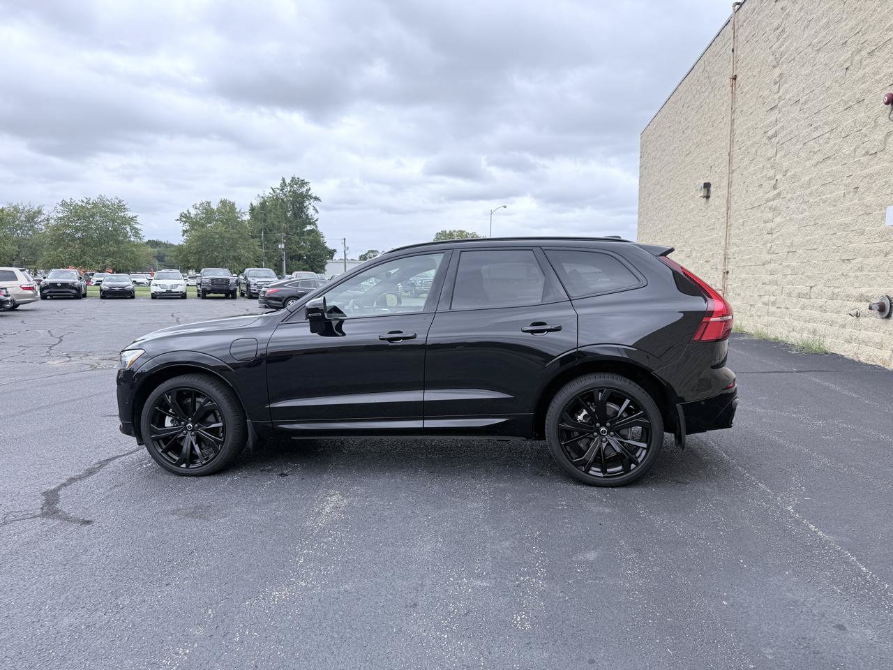 Used 2024 Volvo XC60 T8 Ultimate AWD/4WD image 2