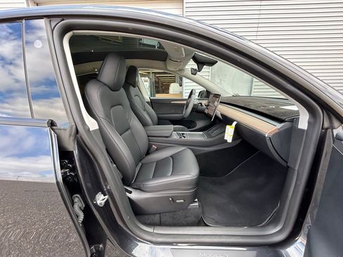 Used 2024 Tesla Model Y 2WD image 33