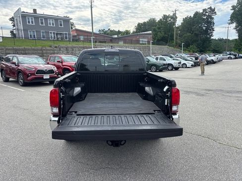 Used 2020 Toyota Tacoma SR5 AWD/4WD image 7