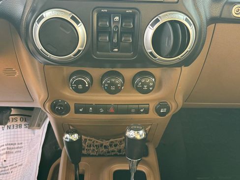 Used 2015 Jeep Wrangler Unlimited Rubicon w/ Connectivity Group image 21